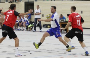 Deizisau gegen Plochingen im HVW-Pokal im September. Plochingens Spielertrainer Daniel Brack hat den Ball, aber Deizisau gewinnt. Foto: Rudel