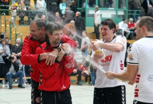 Knallen bald wieder die Sektkorken? Markus Locher (Mitte) feiert mit Alexandr Prasolov (links) und Markus Fuchs den EZ-Pokal-Sieg 2015. Foto: Rudel