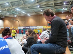 EZ-Sportchef Hannes Kern verfolgt ein Spiel auf der Tribüne.