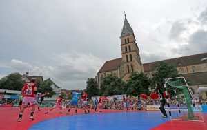Das wollten wir sehen: Handball vor historischer Kulisse. Fotos: Rudel