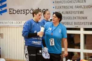 Nellingens Torwarttrainerin Daniela Hansen (Mitte) mit Anne Bocka (links) und Evelien Gro. Fotos: Rudel